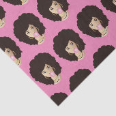 Schwarze Frau, Naturhaare, rosa Bubblegum, rosa Seidenpapier (Ausschnitt)