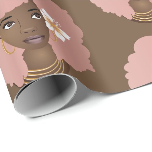 Schwarze Frau, rosa Afro mit Blume, braun Geschenkpapier (Rolleneckpunkt)