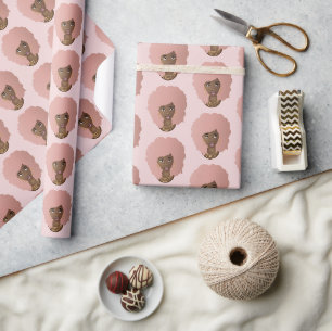 Schwarze Frau, rosa Afro, natürliches Haar, rosa Geschenkpapier