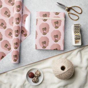 Schwarze Frau, rosa Afro, rosa Bubblegum, rosa Geschenkpapier