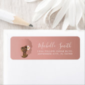 Schwarze Frau, rosa Naturhaar Afro mit Blume (Insitu)