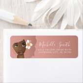 Schwarze Frau, rosa Naturhaar Afro mit Blume (Insitu)