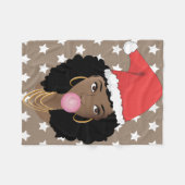 Schwarze Frau, Rote Weihnachtsmannmütze, Bubblegum Fleecedecke (Vorderseite (Horizontal))