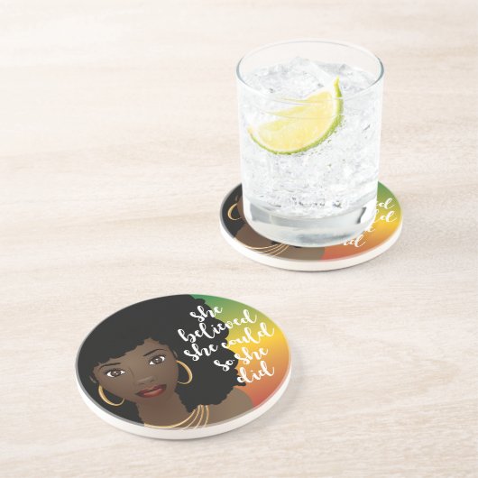 Schwarze Frau, sie glaubte, sie könnte, also tat s Getränkeuntersetzer (Seite)