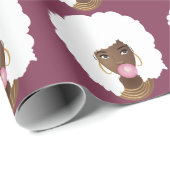 Schwarze Frau, Weiße Afro, rosa Bubblegum, Lila Geschenkpapier (Rolleneckpunkt)