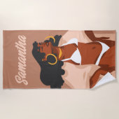 Schwarze Frau, weißes Bikini, Beach Ready Strandtuch (Vorderseite)