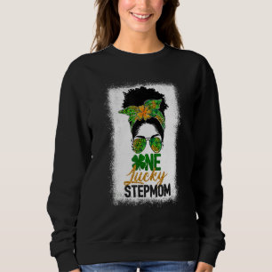 Schwarze Frauen One Lucky StepMom Messy Bun St Pat Sweatshirt