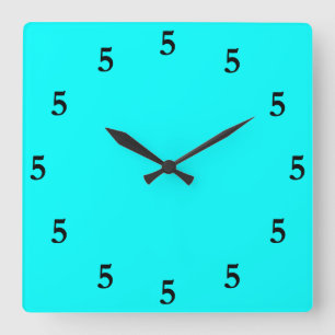 Schwarze Fünf Uhr irgendwo auf aqua Blau