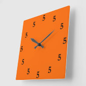 Schwarze Fünf Uhr irgendwo auf Orange (Winkel)