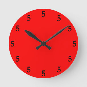 Schwarze Fünf Uhr irgendwo auf Rot