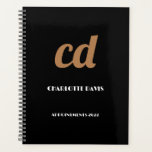 Schwarze Gold-Monogramm-Initialen 2025-Planer Planer<br><div class="desc">Erhöhen Sie Ihr Organisationsspiel mit dem ausgeklügelten "Black and Gold Monogram Initials 2025 Planner". Dieser elegante und elegante Planer ist für alle gedacht, die Stil und Struktur schätzen. Er ist mit einem auffallenden schwarzen Cover versehen, das mit luxuriösen goldenen Monogramm-Initialen versehen ist. Das zeitlose Design macht es zu einer idealen...</div>