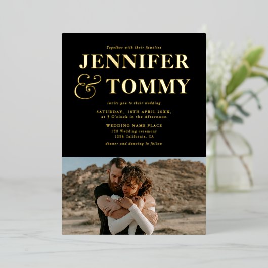 Schwarze goldene, fette Namen Chic 2 Fotos Hochzei Folieneinladung (Stehend vorne)