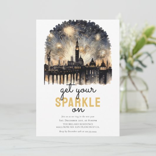 Schwarze goldene Feuerwerke Neujahrsfeier Einladung (Stehend Vorderseite)