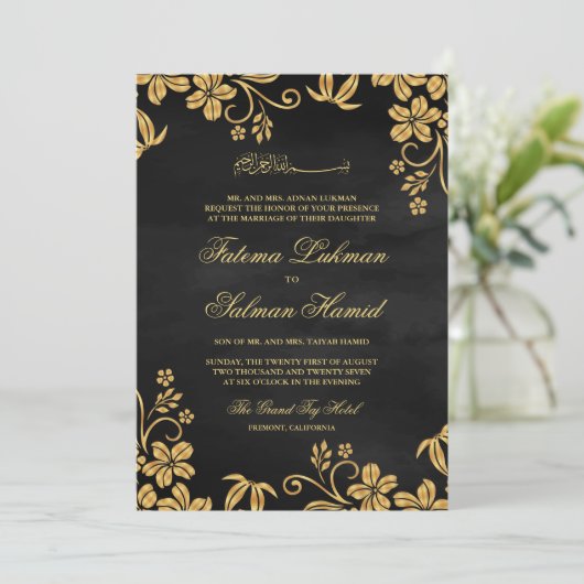 Schwarze goldene florale islamische Hochzeit Einladung (Stehend Vorderseite)