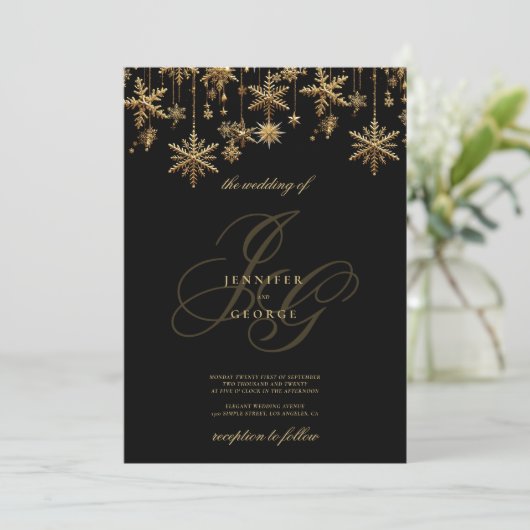 Schwarze goldene Monogramm-Initialen Schneeflocken Einladung (Stehend Vorderseite)