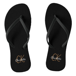 Schwarze Goldmonogramm-Initialnamen minimalistisch Badesandalen
