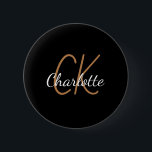 Schwarze Goldmonogramm-Initialnamen minimalistisch Button<br><div class="desc">Schwarzer Hintergrund,  goldfarbener und weißer Text. Personalisieren Sie Ihre Monogramm-Initialen und Ihren Namen und fügen Sie sie hinzu. Der Name wird mit einem Schriftsatz geschrieben,  der im Stil der Mutter geschrieben ist.</div>