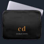 Schwarze Goldmonogramm-Inittite Name minimalistisc Laptopschutzhülle<br><div class="desc">Ein klassisch schicker schwarzer Hintergrund. Personalisieren und fügen Sie Ihre Monogramm-Initialen mit weißen Blockbuchstaben und Ihren Namen in weiß. Modern,  trendig und einfach.</div>