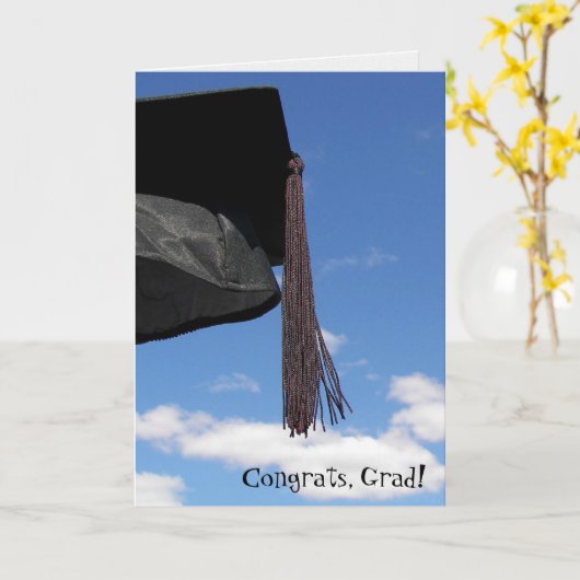 schwarze Graduierkappe mit Tassel im Himmel Karte (Gelbe Blume)