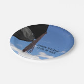 Schwarze Graduierungshülse im Himmel Pappteller (Schrägansicht)