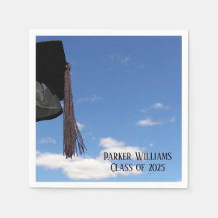 schwarze Graduierungskappe und Tassel am Himmel Serviette
