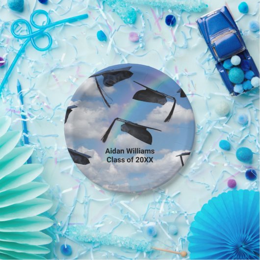 Schwarze Graduierungskappen am Himmel mit Regenbog Pappteller (Party)