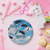 Schwarze Graduierungskappen am Himmel mit Regenbog Pappteller (Party)