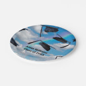 Schwarze Graduierungskappen am Himmel mit Regenbog Pappteller (Schrägansicht)