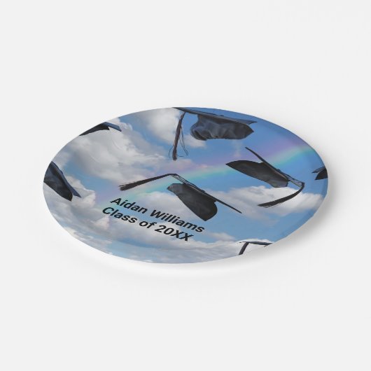 Schwarze Graduierungskappen am Himmel mit Regenbog Pappteller (Schrägansicht)