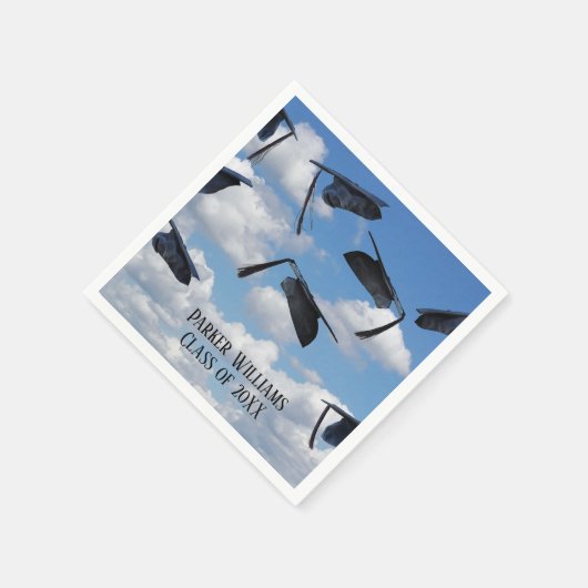 schwarze Graduierungskappen am Himmel Serviette (Ecke)