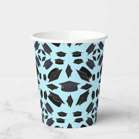 Schwarze Graduierungskappen, die in den Luftabschl Pappbecher (Links)