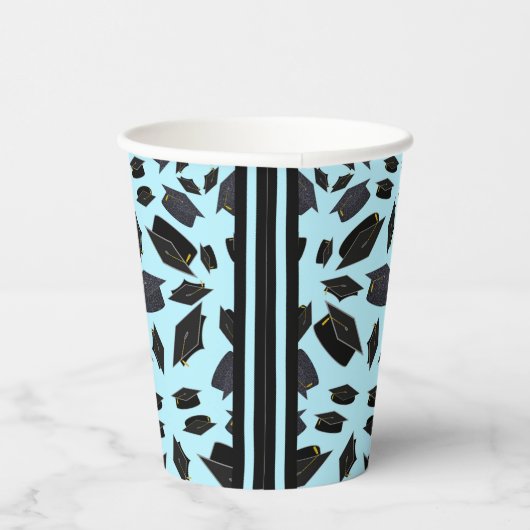 Schwarze Graduierungskappen, die in den Luftabschl Pappbecher (Rechts)