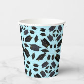 Schwarze Graduierungskappen, die in den Luftabschl Pappbecher (Vorderseite)