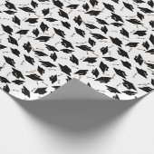 Schwarze Graduierungsklappen in der Luft auf Weiß  Geschenkpapier (Ecke)