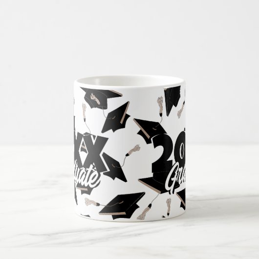 Schwarze Graduierungsklappen in der Luft auf Weiß  Kaffeetasse (Mittel)