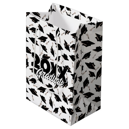 Schwarze Graduierungsklappen in der Luft auf Weiß  Mittlere Geschenktüte (Vorderseite Schrägansicht)