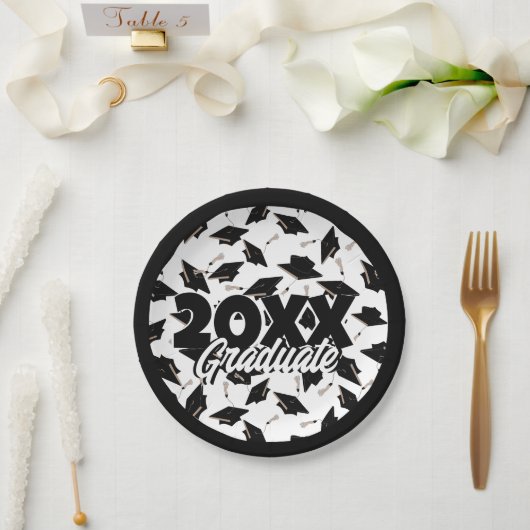 Schwarze Graduierungsklappen in der Luft auf Weiß Pappteller (Hochzeit)