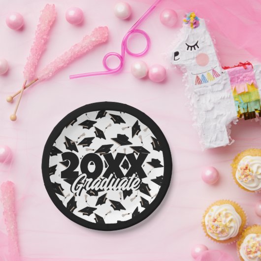 Schwarze Graduierungsklappen in der Luft auf Weiß Pappteller (Party)