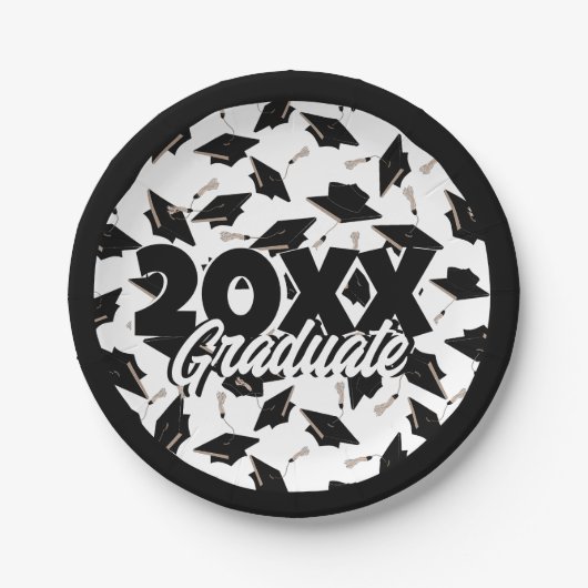 Schwarze Graduierungsklappen in der Luft auf Weiß Pappteller (Vorderseite)
