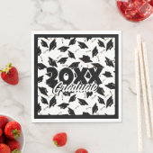 Schwarze Graduierungsklappen in der Luft auf Weiß Serviette (Beispiel)