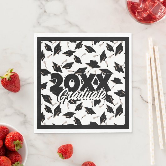 Schwarze Graduierungsklappen in der Luft auf Weiß Serviette (Beispiel)