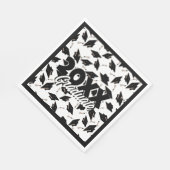 Schwarze Graduierungsklappen in der Luft auf Weiß Serviette (Ecke)