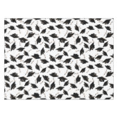 Schwarze Graduierungsklappen in der Luft auf Weiß Tischdecke (Vorderseite (Horizontal))