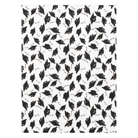 Schwarze Graduierungsklappen in der Luft auf Weiß Tischdecke (Vorderseite)