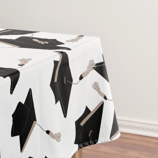 Schwarze Graduierungsklappen in der Luft auf Weiß Tischdecke (Beispiel)