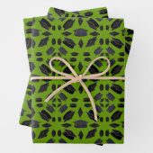 Schwarze Graduierungsklappen über grünes Gras Geschenkpapier Set (Beispiel)