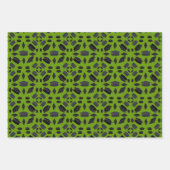 Schwarze Graduierungsklappen über grünes Gras Geschenkpapier Set (Vorderseite)