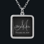 Schwarze graue elegante Monogramm-Hochzeit Versilberte Kette<br><div class="desc">Elegante Monogramm-Hochzeits-Halskette. Entwerfen Sie durch Elke Clarke © 2008 für MonogramGallery bei Zazzle. Schwarzweiss mit grauem Anfangstext überlagerte mit Braut- und Bräutigamnamen und Hochzeitsdatum. Großes Hochzeitsgeschenk,  Hochzeitsandenken oder Gastgeschenk Hochzeit.</div>