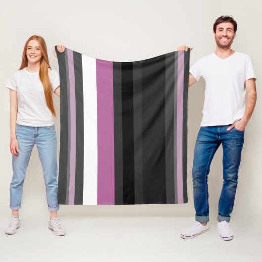 Schwarze, graue und weiße Streifen Fleecedecke (Beispiel)