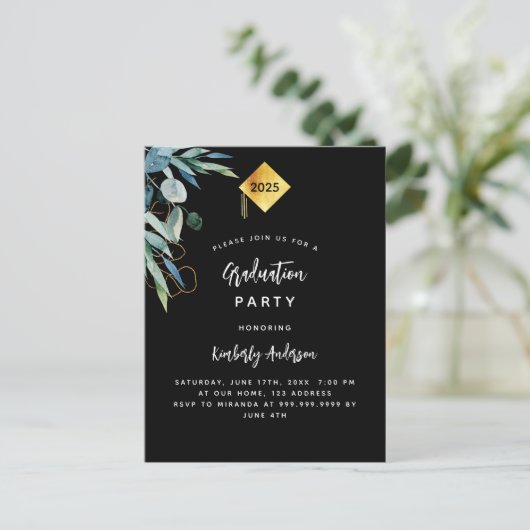 Schwarze Grüne Gold Cap 2025 Graduierungsparty Einladungspostkarte (Stehend Vorderseite)